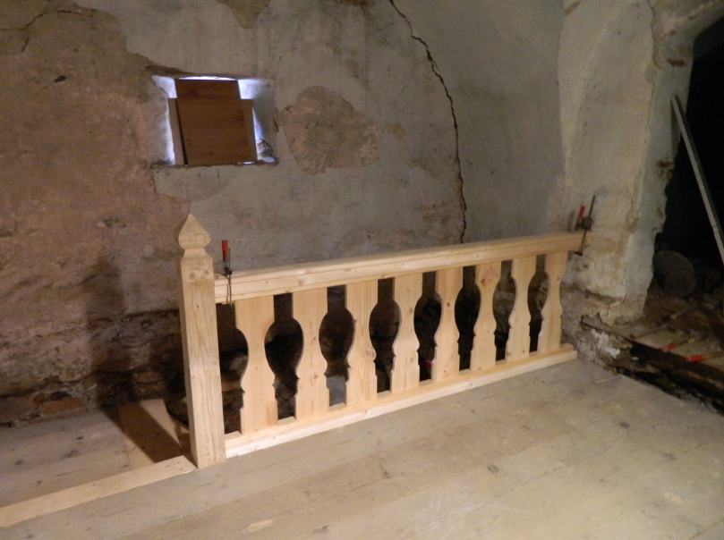 3.1. Kněževes, tvrz - stavba repliky dřevěného schodiště v komunikační prostoře - stav podzim 2013