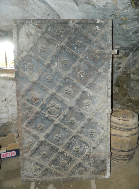 Kněževes, tvrz - železné plátové trezorové dveře ze 17. století z původního vybavení tvrze