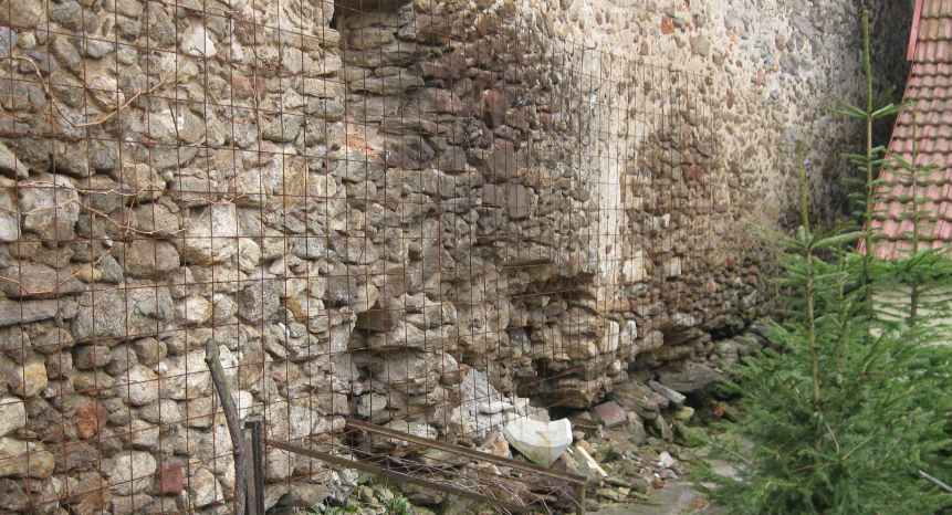 7. Kněževes, tvrz - destrukce západní obvodové stěny - stav léto 2012